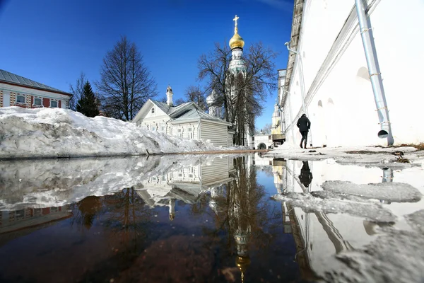 Церковь против голубого неба весной — стоковое фото