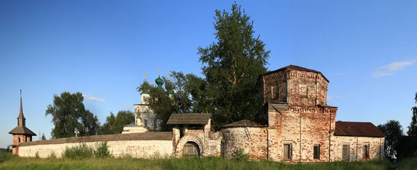 Murallas del monasterio ortodoxo en Rusia —  Fotos de Stock