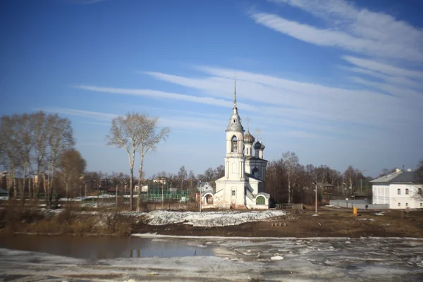Ice drift on the river in Russia, the church on the shore — Stock Photo, Image