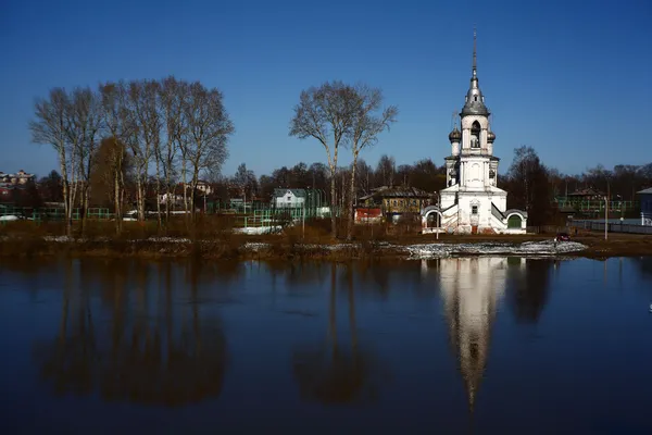 Orthodoxe kerk op de oevers van de rivier — Stok fotoğraf