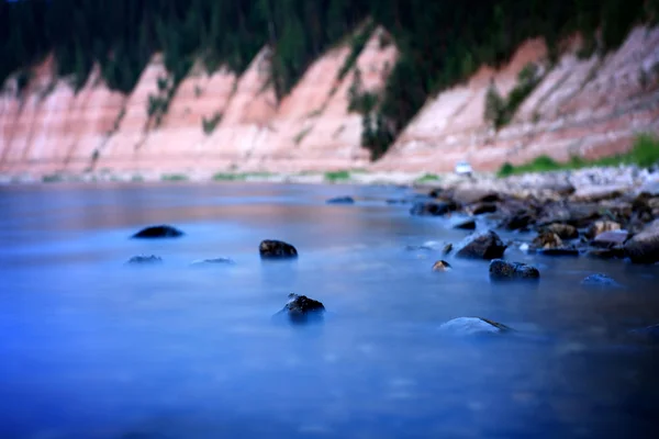 Blue water and stones in a lake — Stock Photo, Image