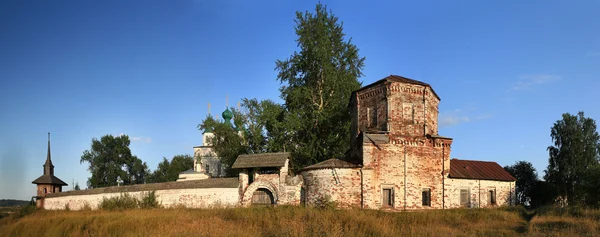 Paredes de mosteiro ortodoxo na Rússia — Fotografia de Stock