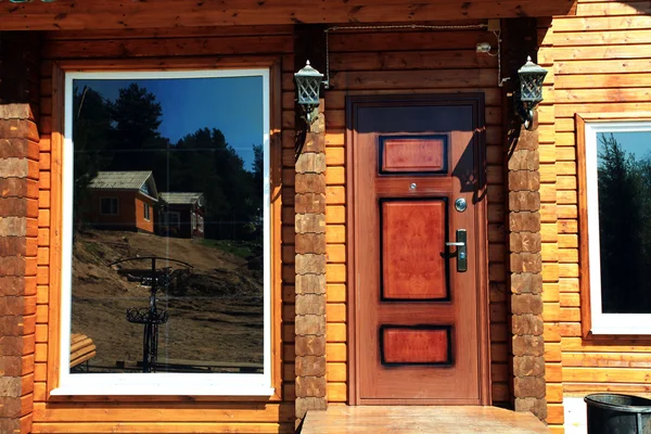 A fából készült ház, ablakok, ajtók elemeinek — Stock Fotó