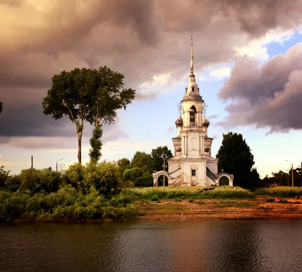 Orthodoxe kerk op de oevers van de rivier — Stok fotoğraf