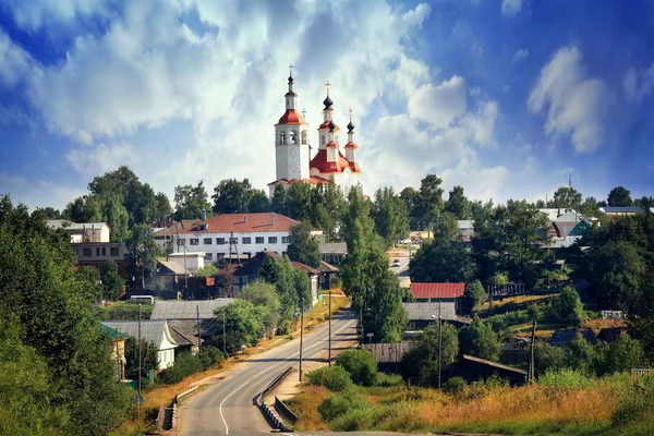 Église orthodoxe avec dômes rouges — Photo