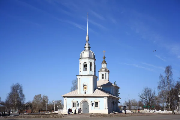 Igreja contra o céu azul na primavera — Fotografia de Stock