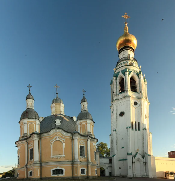 Церковь в летних солнечных лучах — стоковое фото