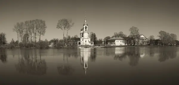 Orthodoxe kerk op de oevers van de rivier — Stockfoto