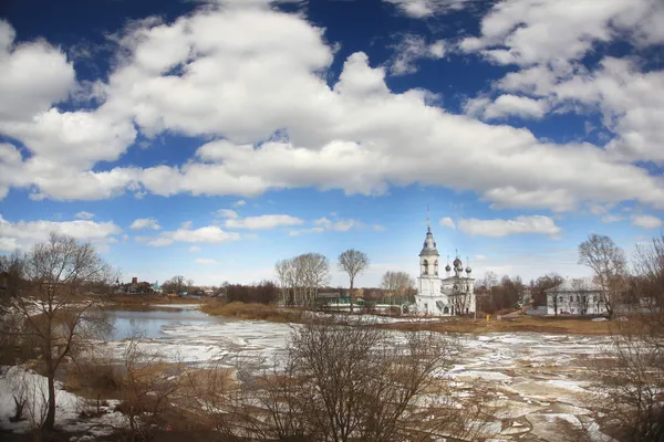 A deriva de gelo no rio na Rússia, a igreja na costa — Fotografia de Stock