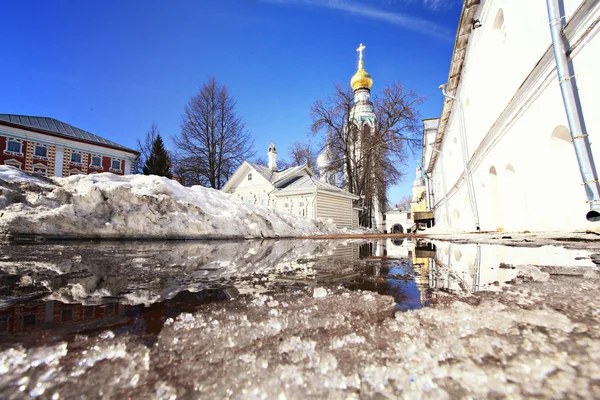 Kirche gegen den blauen Himmel im Frühling — Stockfoto