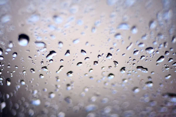 Gotas de lluvia sobre vidrio, borrosas —  Fotos de Stock