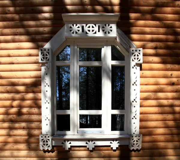 Элементы деревянного дома, окна, двери — стоковое фото
