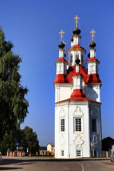 Igreja ortodoxa com cúpulas vermelhas — Fotografia de Stock