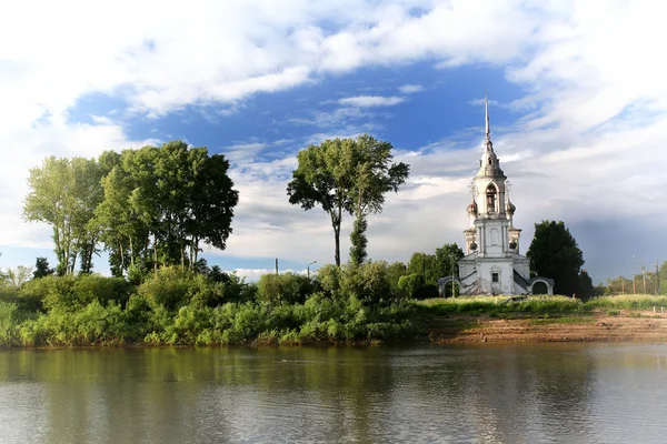 Православный храм на берегу реки — стоковое фото