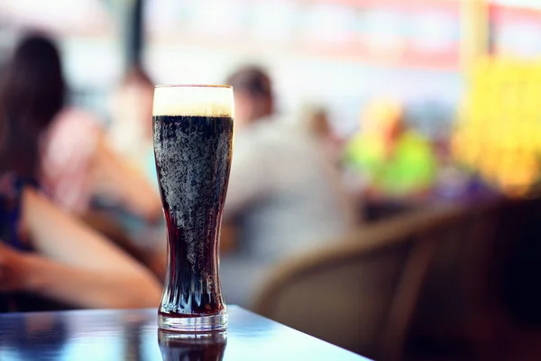 Copo de cerveja escura em um restaurante — Fotografia de Stock