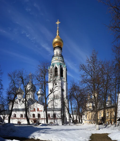 Kyrkan mot den blå himlen under våren — Stockfoto
