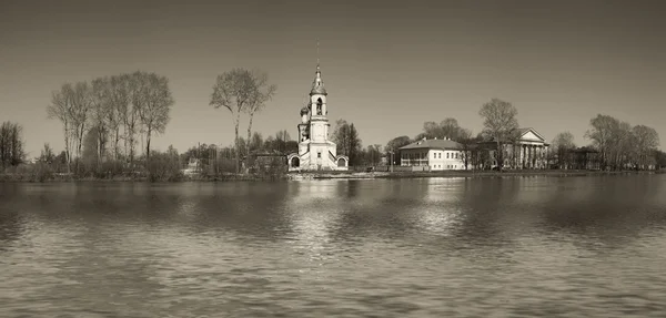 Cerkiew nad brzegiem rzeki — Zdjęcie stockowe
