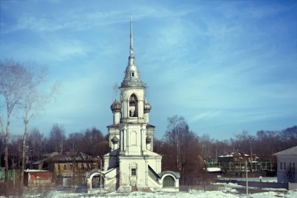 Chiesa ortodossa contro il cielo blu primaverile — Foto Stock