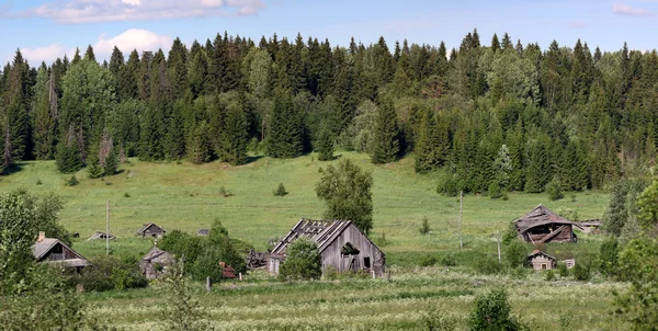 Alte Holzhäuser in einem Dorf — Stockfoto