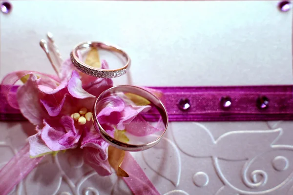 Anillos de boda, tarjeta, invitación — Foto de Stock