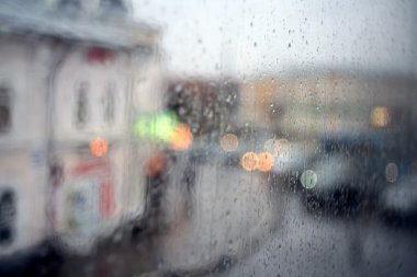 Pencere yağmur şehir ışıkları bulanık