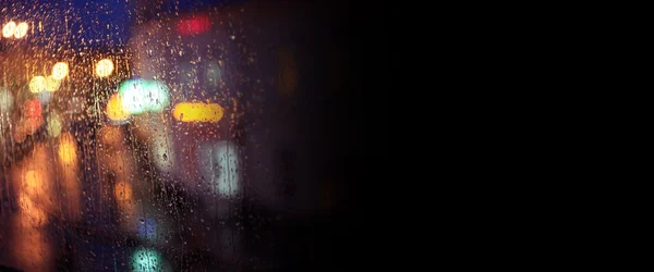 窗口雨模糊城市的灯光 — 图库照片
