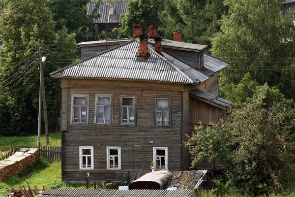 Ancienne maison en bois avec un fil — Photo