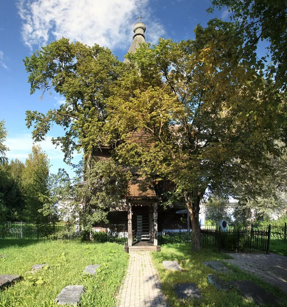 Igreja de madeira e a sepultura do poeta Batiushkov — Fotografia de Stock
