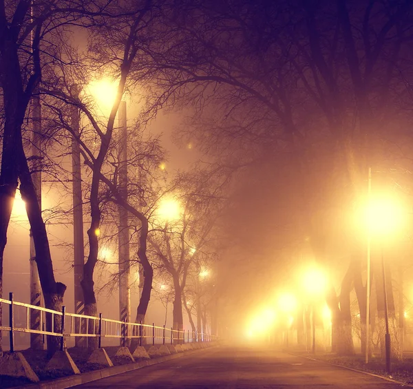 Осенний туман в городе — стоковое фото