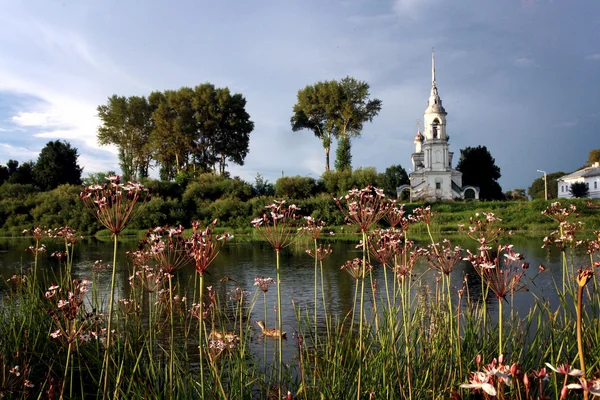 Nehir kıyısında Kilisesi — Stok fotoğraf