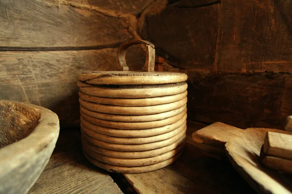 Антикварная деревянная посуда — стоковое фото