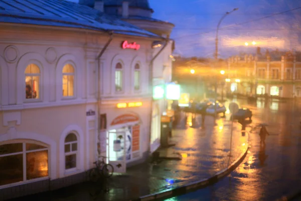 Vinduesregn sløret bylys - Stock-foto