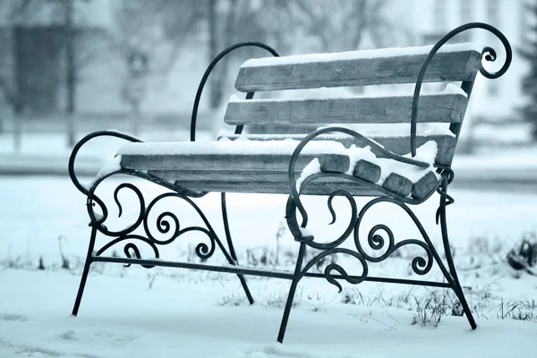 Första snön i vinter bänk — Stockfoto