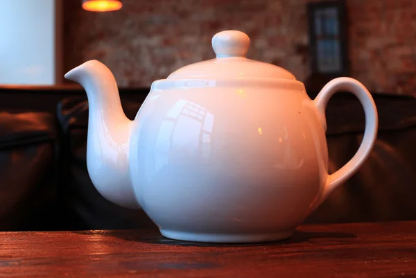 白いティーポット紅茶と — ストック写真