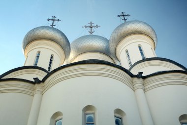Kilise gökyüzüne karşı kubbeler