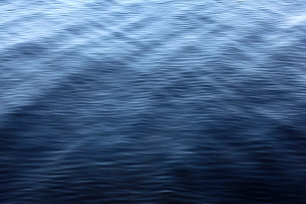 Вода с небольшими волнами — стоковое фото