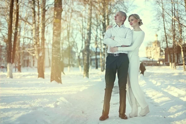 Homem e mulher. Casamento de inverno — Fotografia de Stock