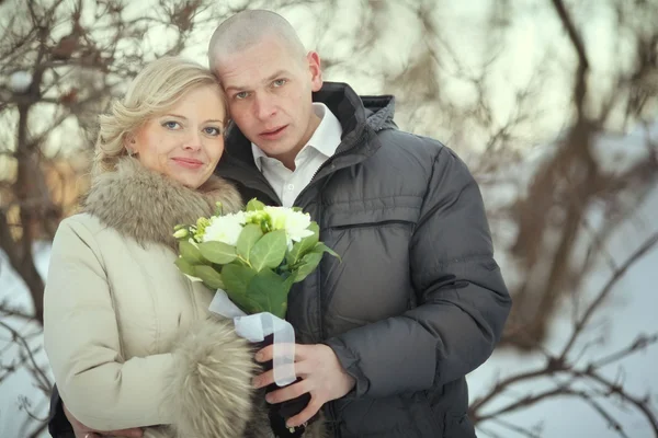 Man en vrouw. winter bruiloft — Stockfoto