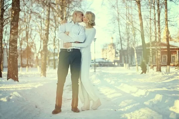 Kadın ve erkek. Kış düğünü — Stok fotoğraf