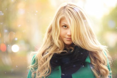 Güzel sarışın sonbahar kış ceket