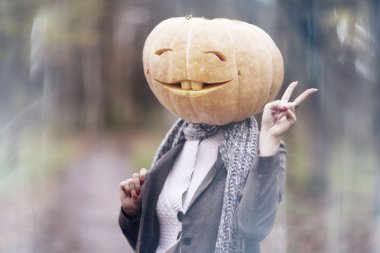 Cadılar Bayramı Balkabağı kafa kızla