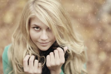 sonbahar Park sarı yaprakları ile kız