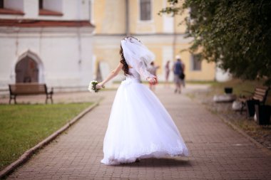 Beyaz bir elbise bir düğünde gelin