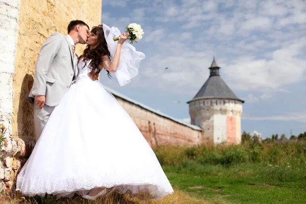 Braut und Bräutigam bei der Hochzeit — Stockfoto