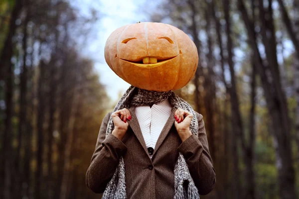 Halloween menina com cabeça de abóbora — Fotografia de Stock