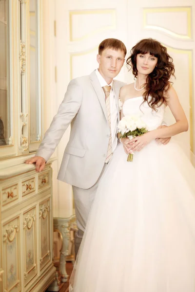 Braut und Bräutigam bei der Hochzeit — Stockfoto