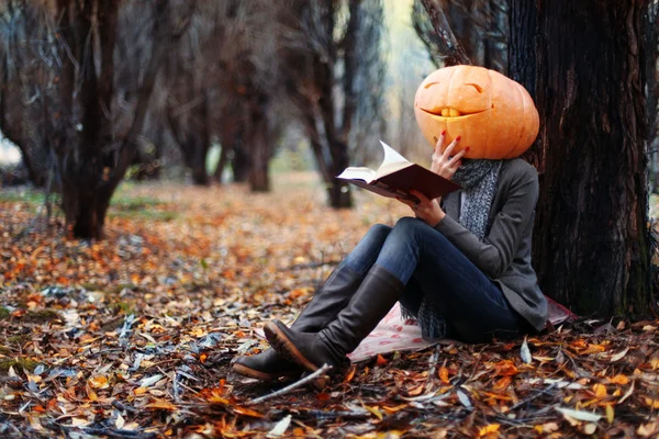 Halloween menina com cabeça de abóbora — Fotografia de Stock