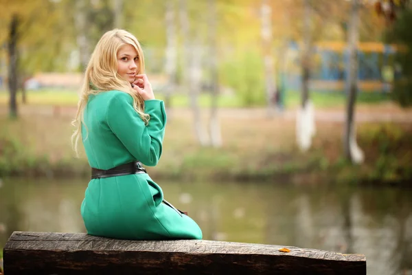 Krásná šťastná blondýnka v podzimním parku — Stock fotografie