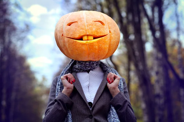 Ragazza di Halloween con testa di zucca — Foto Stock