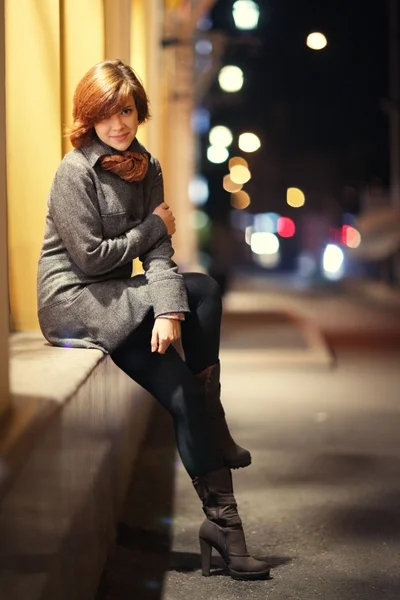 Cheerful smiling girl in an autumn night city — Stock Photo, Image